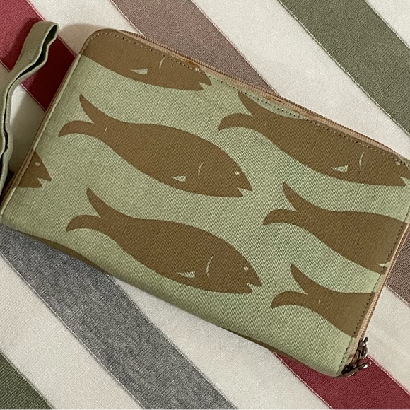 Wristlet clutch purse with fish pattern NWOT - Picture 15 of 15